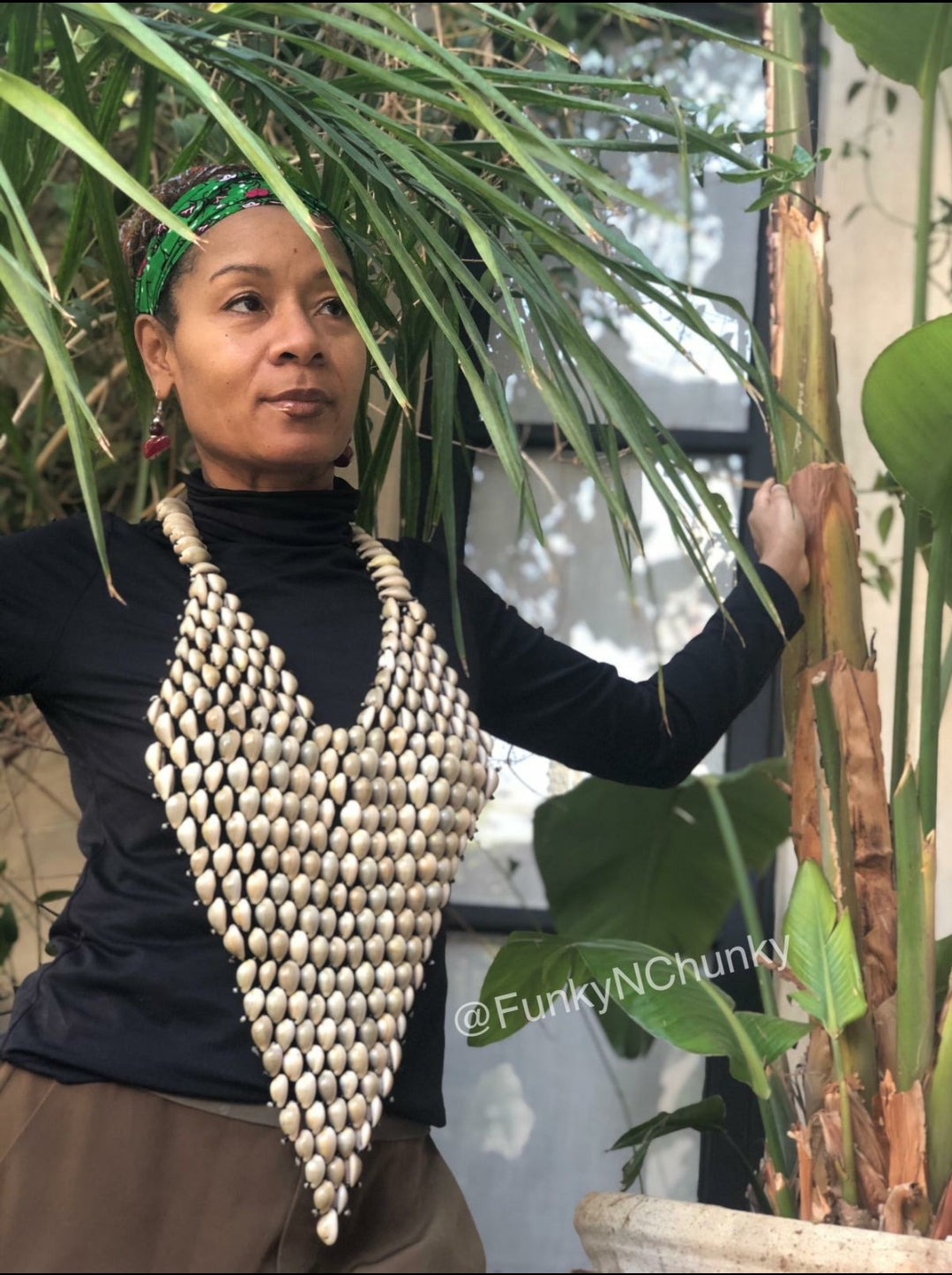 Cowrie elegant statement necklace